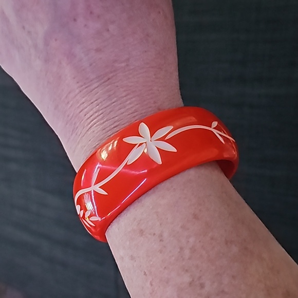 Hand Carved Resin Flower Bangle🎀 - Picture 3 of 4